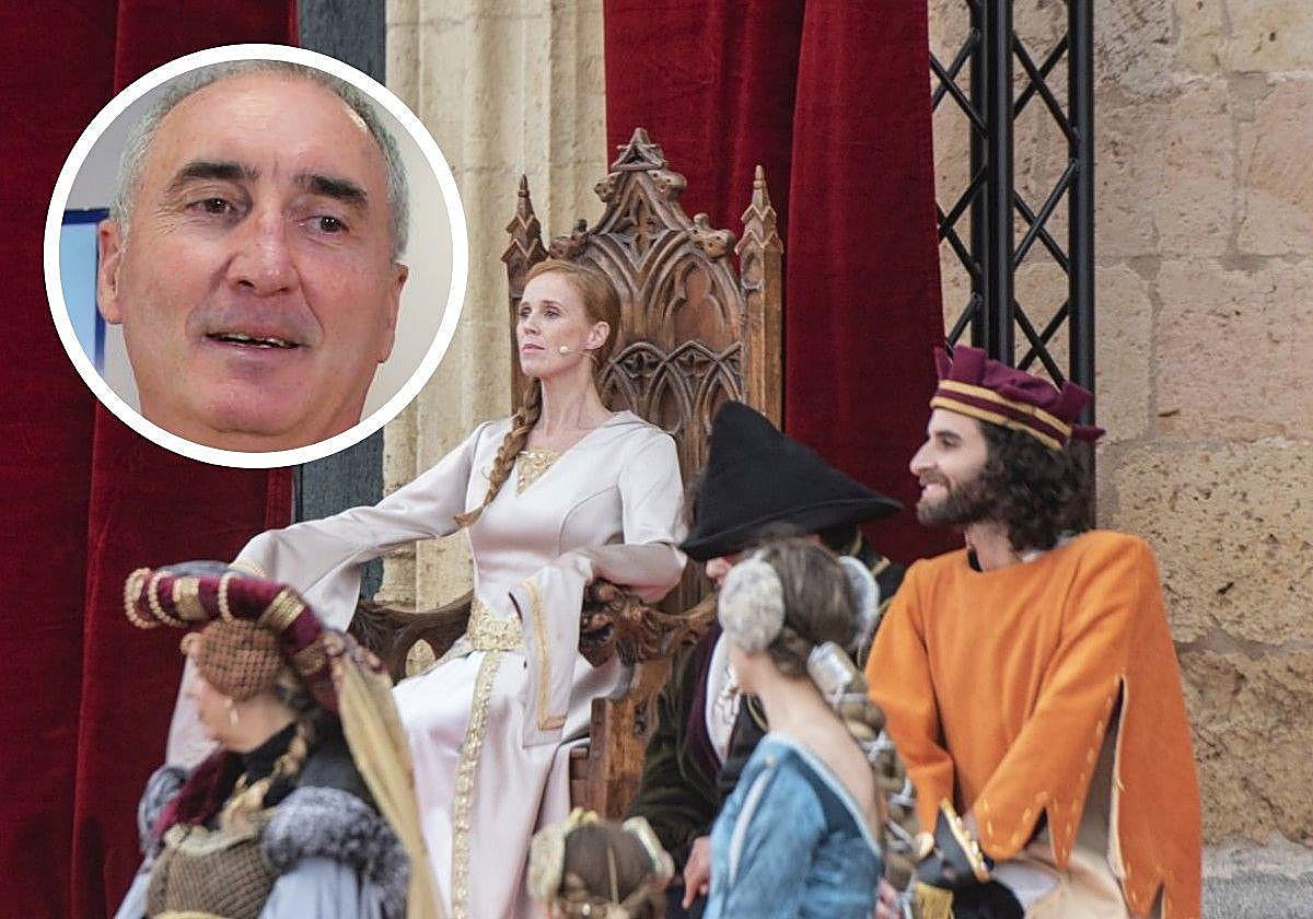 En el círculo, el alcalde de Segovia, José Mazarías, sobre un momento de la recreación de la proclamación de Isabel I de Castilla.