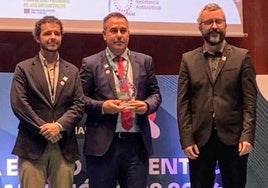 Alberto García Torés (c), director de la Granja de Desarrollo Ovino AGM de Olmedo, con el galardón de los IV Premios PRAN.