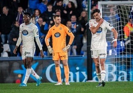 Juma, Hein y Kike, cabizbajos tras encajar el segundo gol en Getafe.