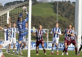 Braga detiene el balón sobre la línea de gol en una ocasión de la Gimnástica Segoviana.