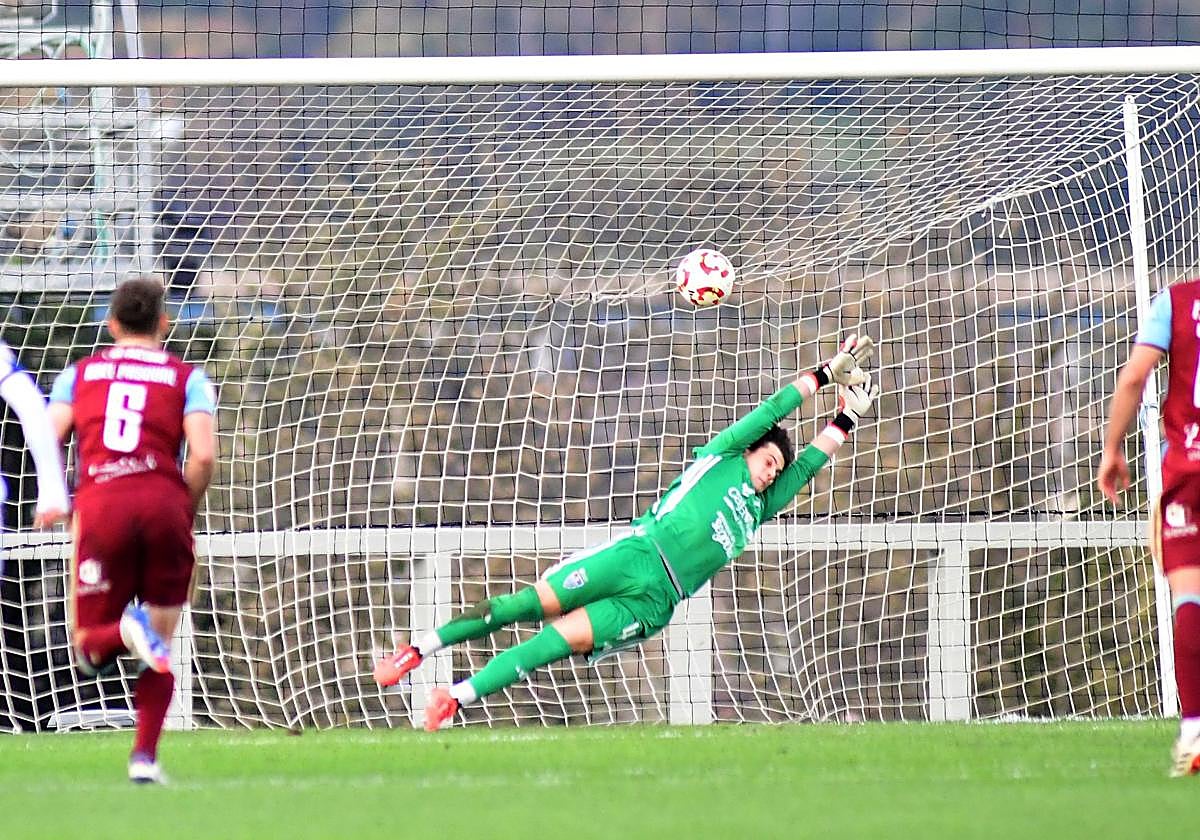 Silva recibe el cuarto gol desde el punto de penalti.