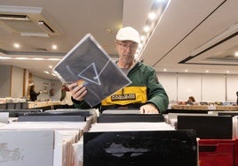 Un hombre ojea vinilos en la Feria de Coleccionismo de Vinilo de Valladolid.