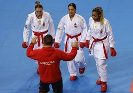 Isabel Nieto, a la derecha, junto a sus compañeras y uno de los integrantes del cuadro técnico.