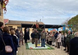 La procesión de Santa Cecilia pasando por encima de la alfombra floral