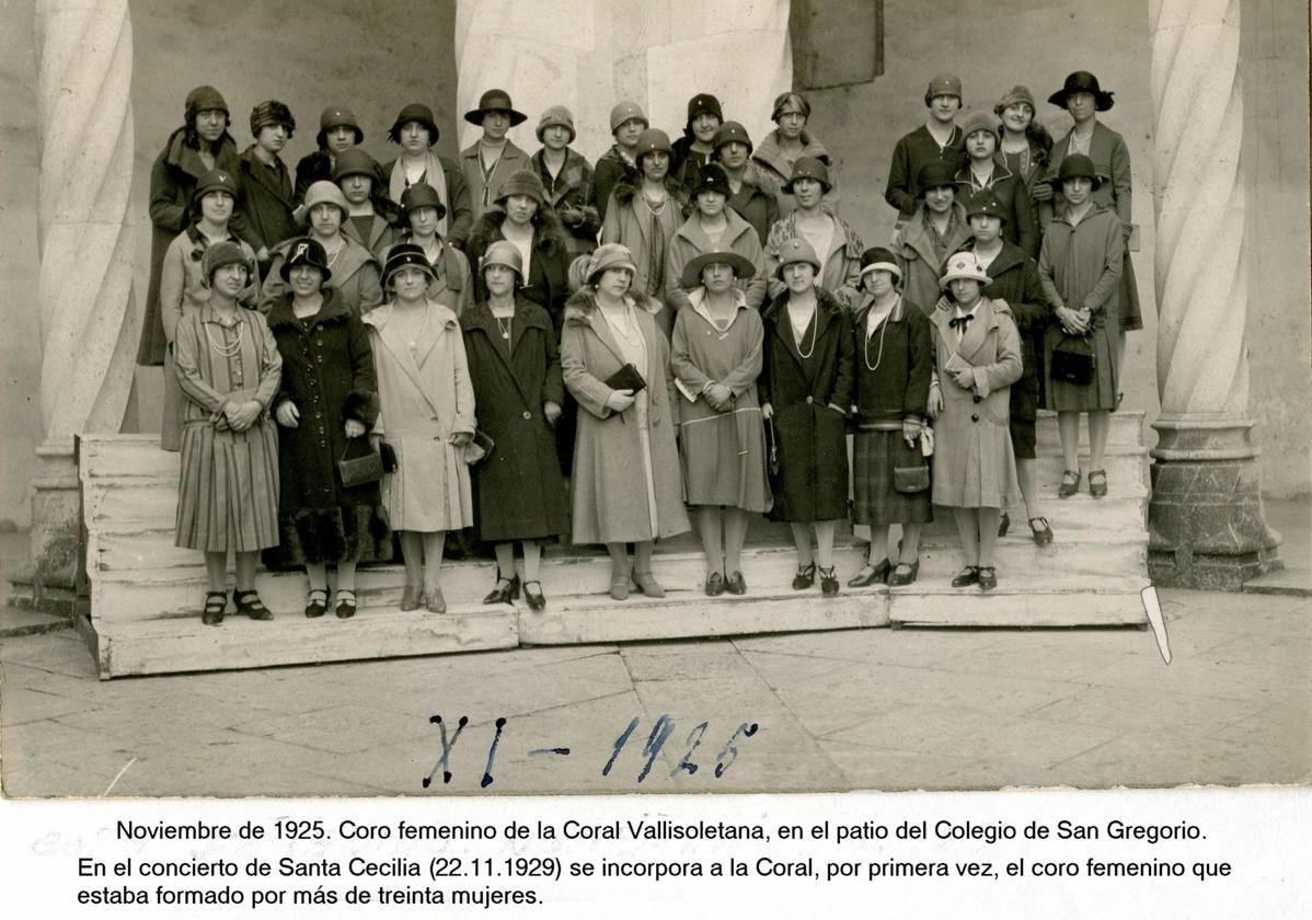 Fotografía del Coro Femenino que se integró en la Coral Vallisoletana en 1929.