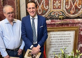 El presidente de la Diputación de Valladolid (derecha) participa en el Santuario de Guadalupe de Guadalajara (México) en una ofrenda floral a un dominico de Cigales.