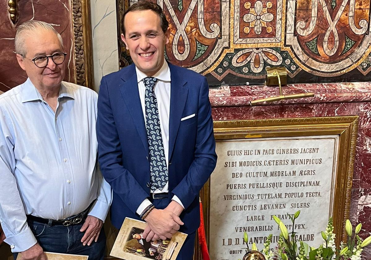 El presidente de la Diputación de Valladolid (derecha) participa en el Santuario de Guadalupe de Guadalajara (México) en una ofrenda floral a un dominico de Cigales.