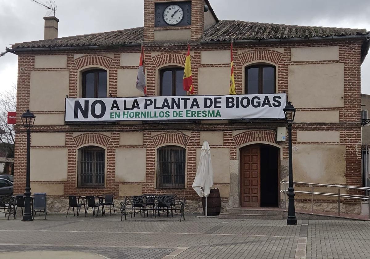 Pancarta instalada en la Casa Consistorial de Hornillos de Eresma.