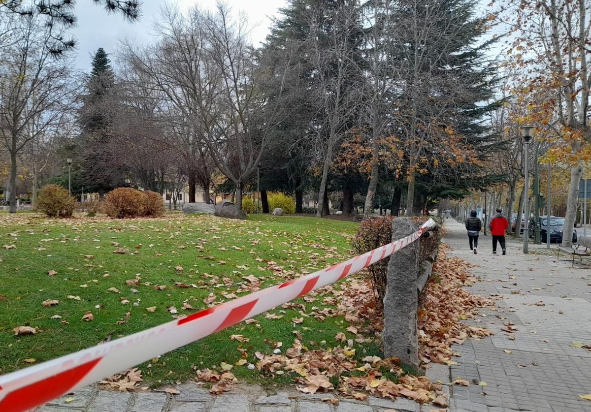 Precinto que impide el paso al parque de la Dehesa, este domingo, en la capital segoviana.