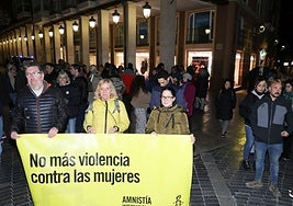 Manifestación en la Estatua de la Mujer, antes de salir hacia la Plaza Mayor, este lunes.
