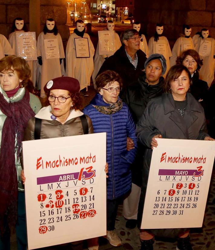 Imagen secundaria 2 - Arriba, performance de la Casa de los Picos contra la violencia machista; el Cuéllar, lectura de manifiesto y poemas bajo el lema 'Por mi, por ti, por todas', y mujeres portan calendarios con las cifras de mujeres asesinadas en cada mes.