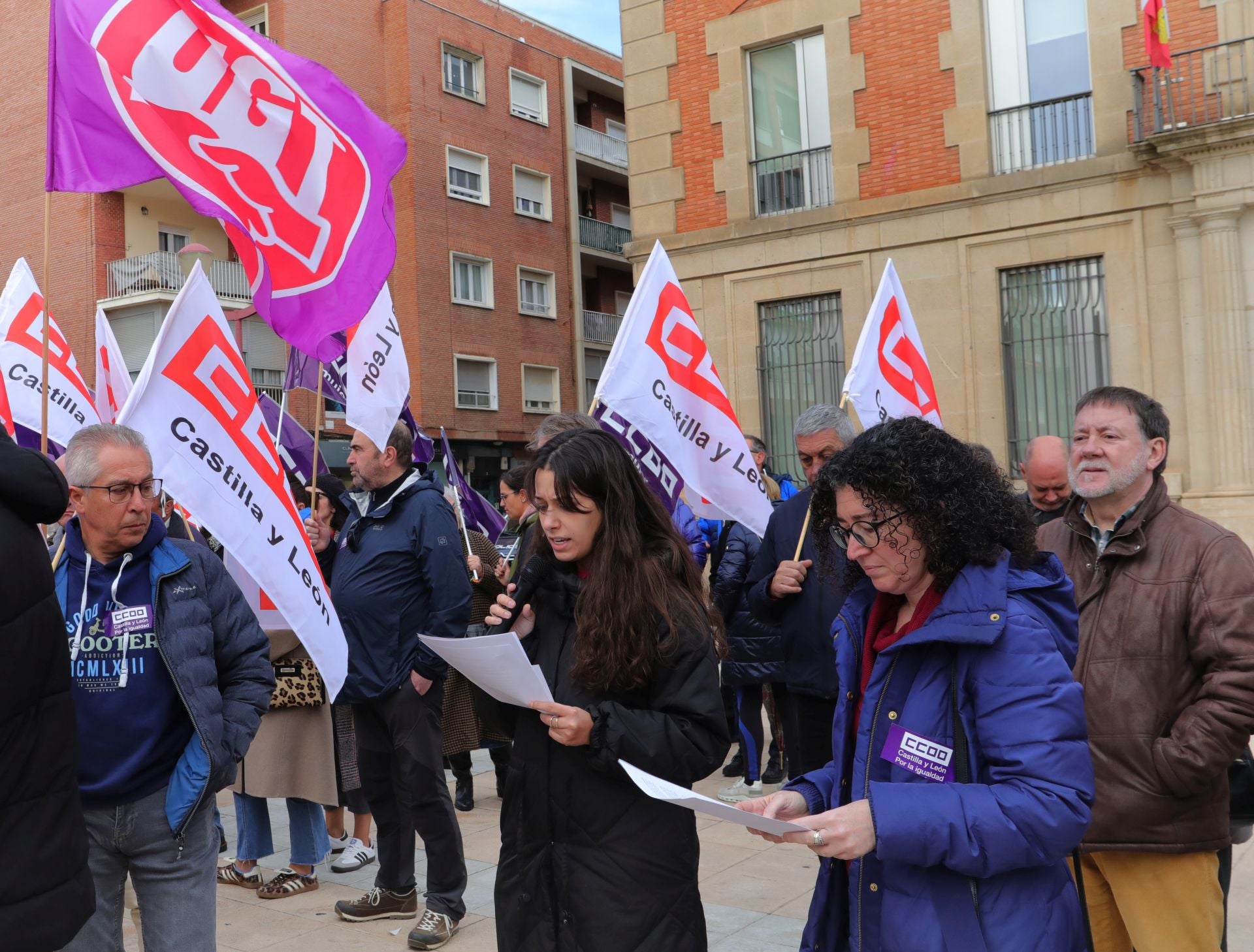 Palencia se tiñe de morado contra la violencia de género