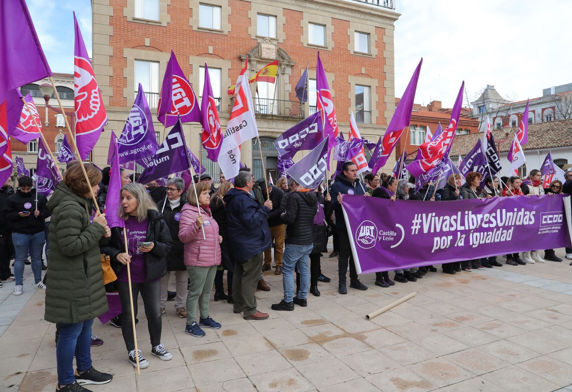 Palencia se tiñe de morado contra la violencia de género