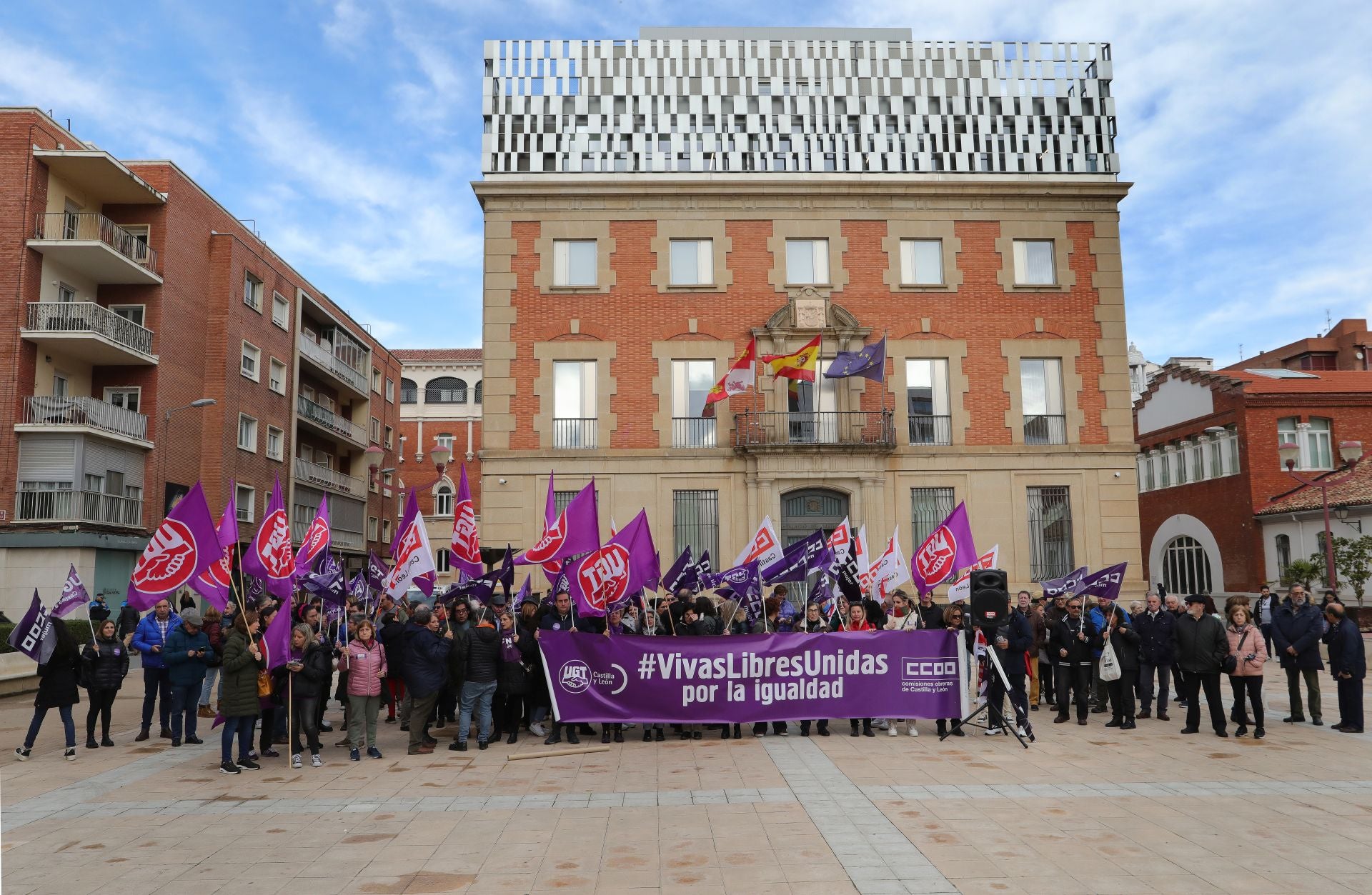 Palencia se tiñe de morado contra la violencia de género