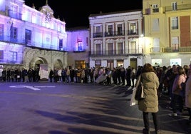 Vecinos de Medina del Campo en la Plaza Mayor durante la lectura del manifiesto del 25N