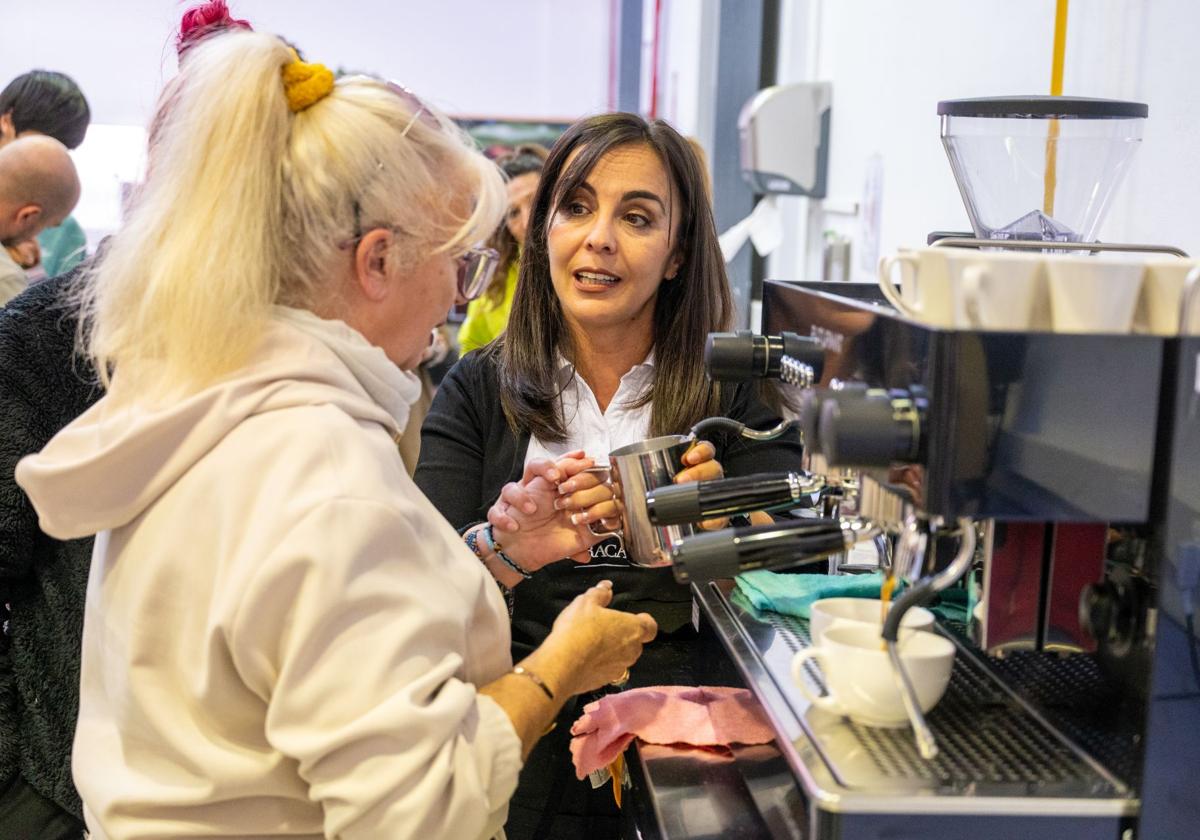 Vanesa Santamaría enseña a preparar una buena taza de café.