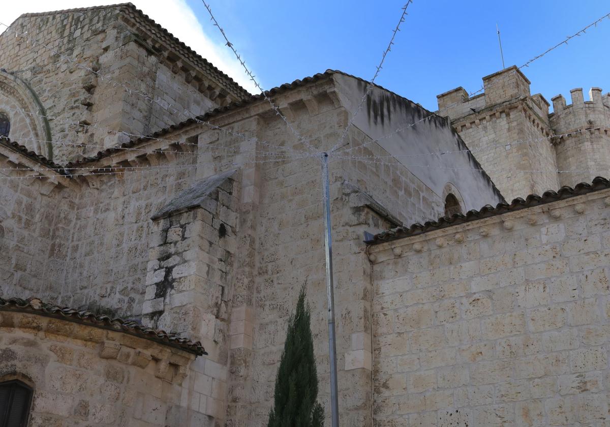 Poste al que se han anclado las guirnaldas luminosas.