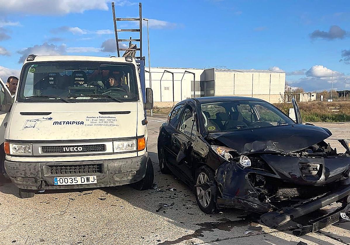 Imagen de los dos vehículos implicados en el siniestro de la calle Roble de Aldeamayor.
