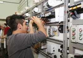 Un alumno realiza una práctica en Formación Profesional, en una imagen de archivo.