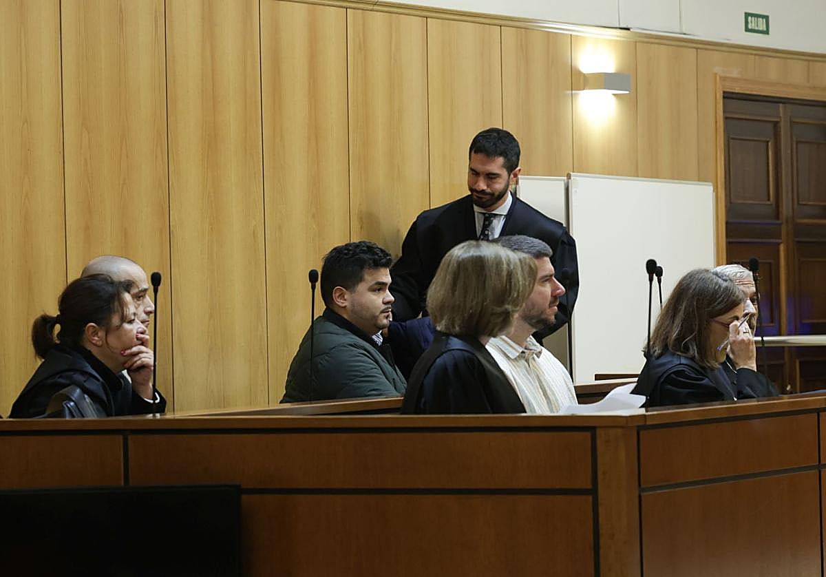 Los cuatro acusados, juntos a sus letrados, en la celebración de la vista oral de este lunes en la Audiencia de Valladolid.