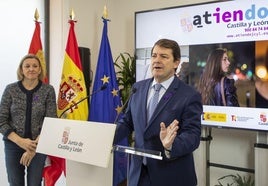 Alfonso Fernández Mañueco e Isabel Blanco, junto al alcalde de Salamanca, en las instalaciones del Centro de Atención a Víctimas de Agresiones Sexuales 'Atiendo'.