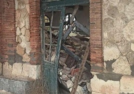 Último derrumbe en el edificio de viajeros de la estación de Ortigosa de Pestaño.