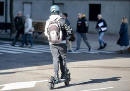 Imagen de archivo de un patinete eléctrico circulando por Valladolid.