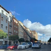 Los bomberos aseguran una fachada de la calle Recondo tras desprenderse cascotes