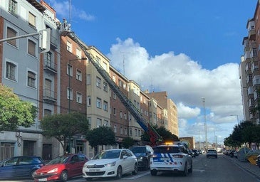 Los bomberos aseguran una fachada de la calle Recondo tras desprenderse cascotes