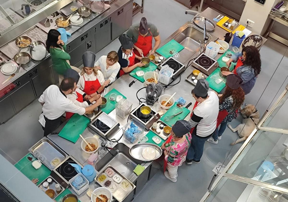 Personas con discapacidad durante la formación en Escuela Internacional de Cocina.