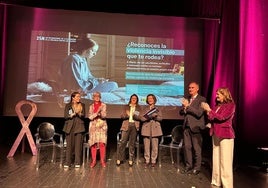 Participantes en el coloquio, junto al alcalde y la concejala de Igualdad.