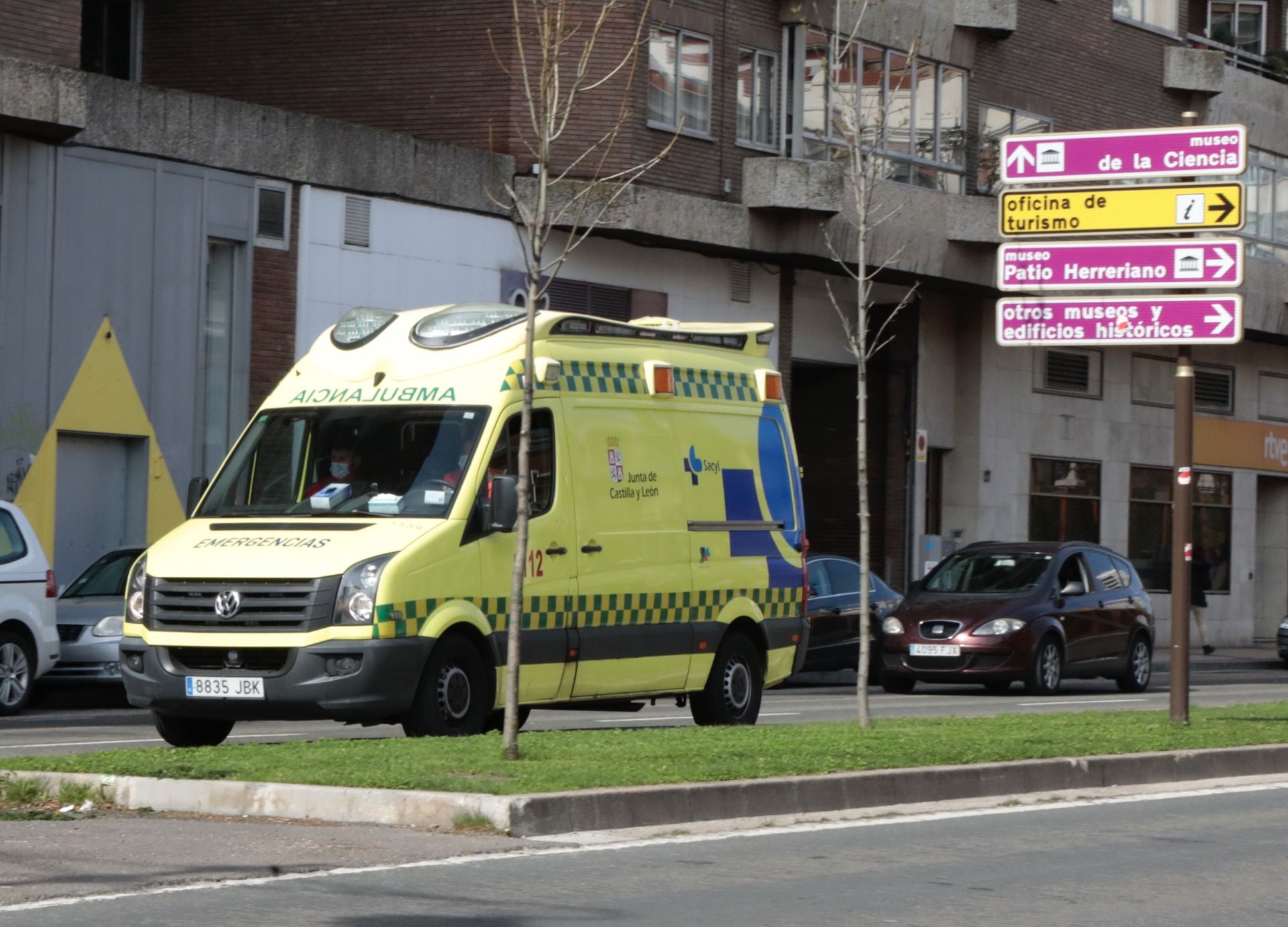 Trasladado al hospital un motorista tras una colisión con un turismo en el camino viejo de Simancas