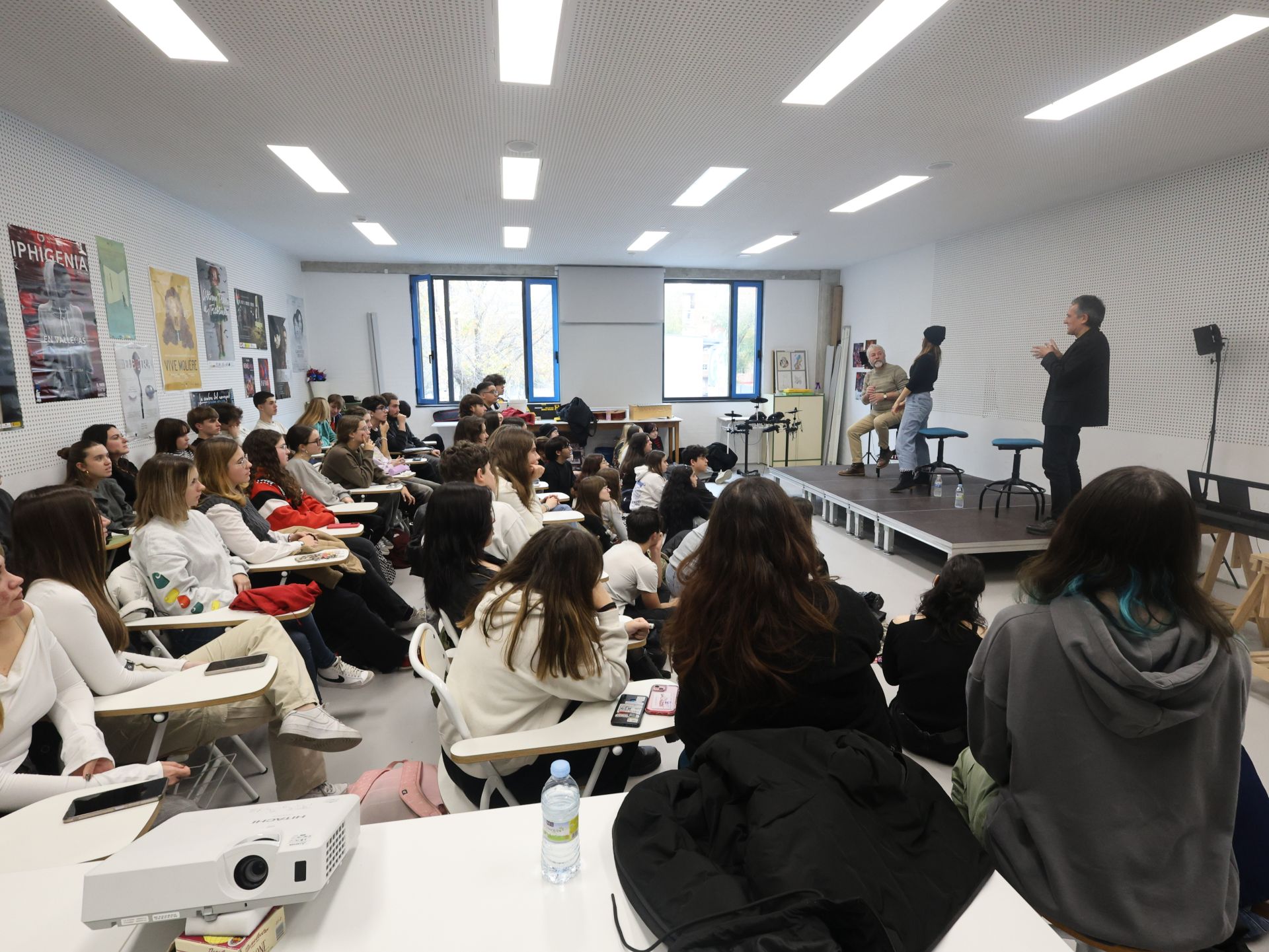 Las imágenes de las representaciones de Corsario a a alumnos de la Escuela de Arte