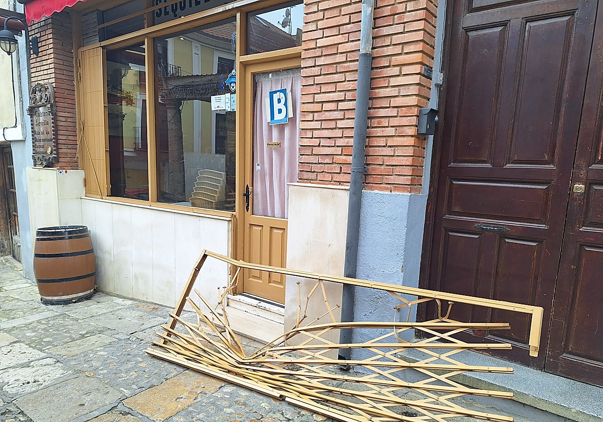 La verja forzada junto a la fachada del bar Sequillo