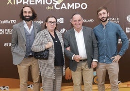 Tomás Postigo (segundo desde la derecha), uno de los premiados, junto a su mujer, María Dolores Vergel, y dos de sus hijos, Gabriel y Juan