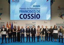 Los galardonados con los XXXVIII Premios de Periodismo Francisco de Cossío posan junto al presidente de la Junta, Alfonso Fernández Mañueco.