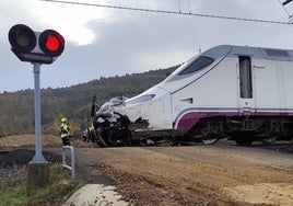 Estado en el que han quedado el Alvia y el vehículo tras el accidente.