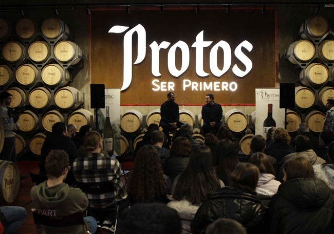 Charla-coloquio de Sergio Rodríguez y el periodista Antoni Daimiel con estudiantes de Primaria de Peñafiel en la sala de crianza de vinos de alta gama de la bodega.