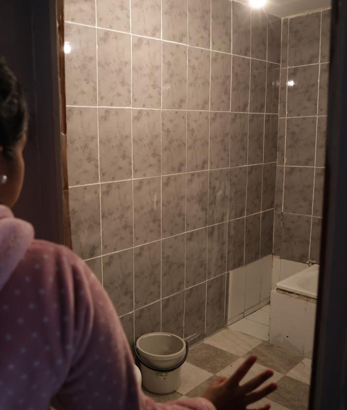 Imagen secundaria 2 - Verónica muestra el interior de la vivienda, ya vaciada, antes del desahucio.