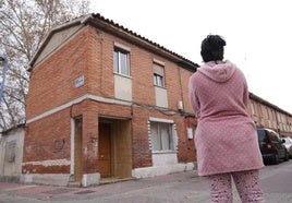 Verónica observa la fachada de la vivienda de la calle Batuecas donde ha vivido junto a sus hijos los últimos seis años.