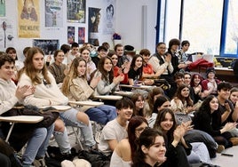 Alumnado del Bachillerato de Música y Artes Escénicas de la Escuela de Arte, durante la charla.