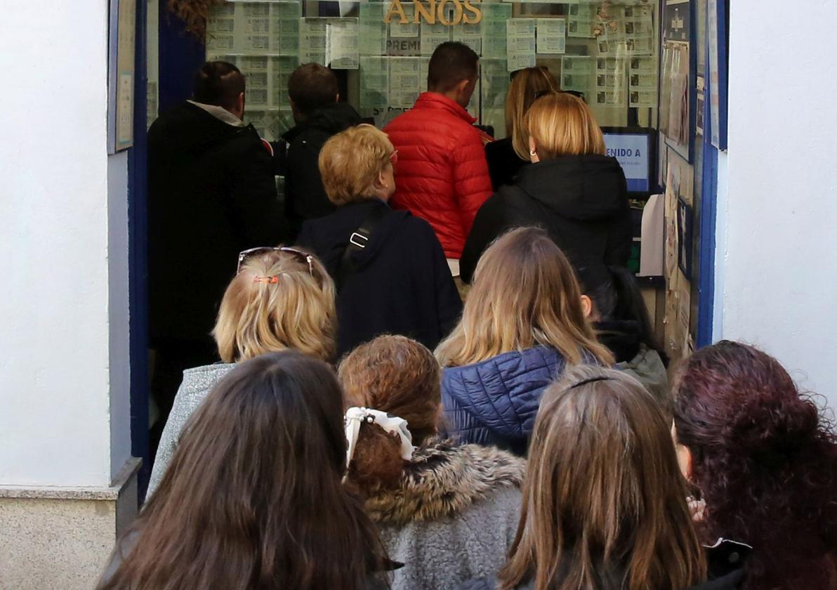 Multitud de personas esperan su turno para adquirir décimos de lotería.