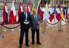 El director de Deportes, Enrique Sánchez-Guijo, junto al consejero de Cultura, Turismo y Deporte, Gonzalo Santonja, en Bruselas.