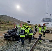 El coche de los arrollados por el tren no respetó el stop en el paso a nivel