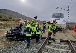 Los bomberos trabajan en el lugar del siniestro.