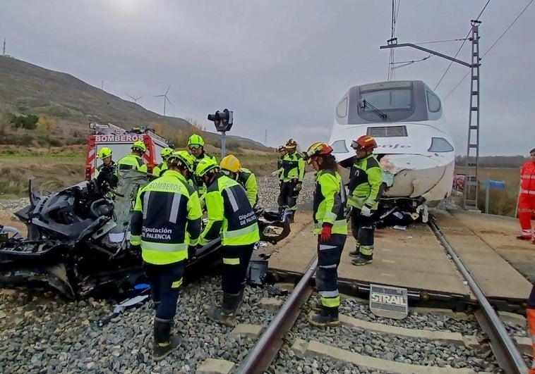 Los bomberos trabajan en el lugar del siniestro.