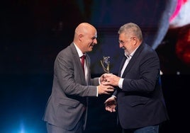 Jorge Llorente, viceconsejero de Política Agraria Comunitaria y Desarrollo Rural de la Junta, entrega el premio a Alberto Duque.