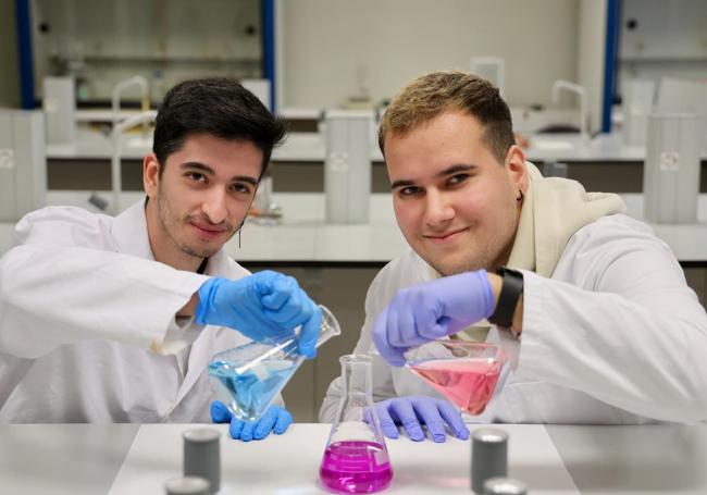 Francisco y David que estudian el ciclo de Laboratorio de Análisis y Control de Calidad, haciendo una mezcla para conseguir el color morado reivindicativo de la lucha contra la violencia de género