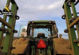 Tractor con la luna trasera fracturada.