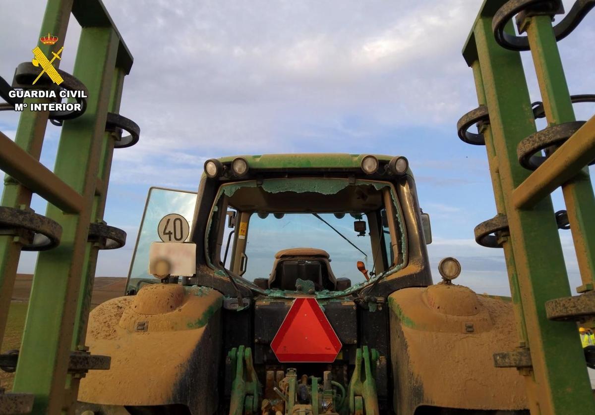 Tractor con la luna trasera fracturada.